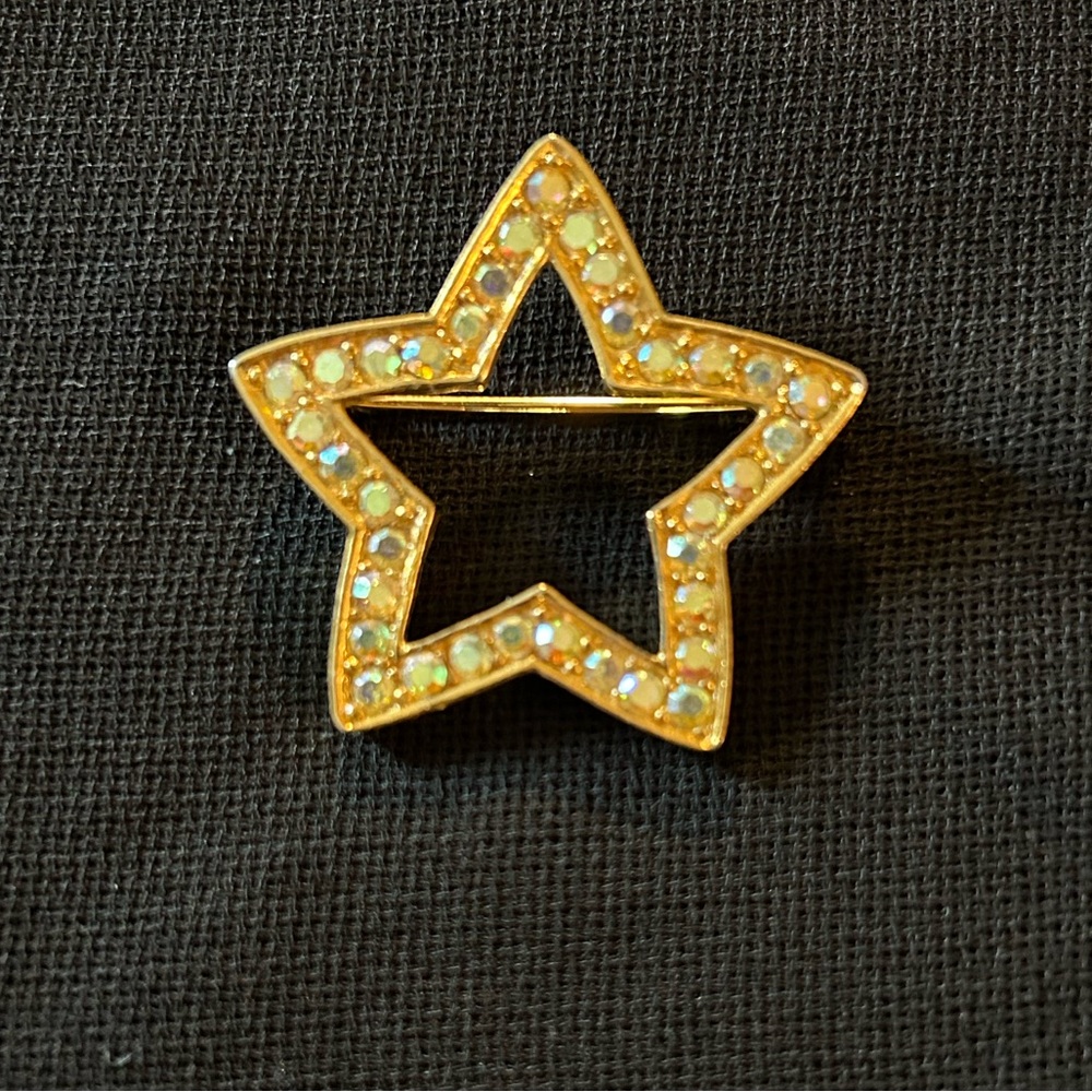 VTG Beautiful Gold tone metal and Rhinestone Star Brooch.